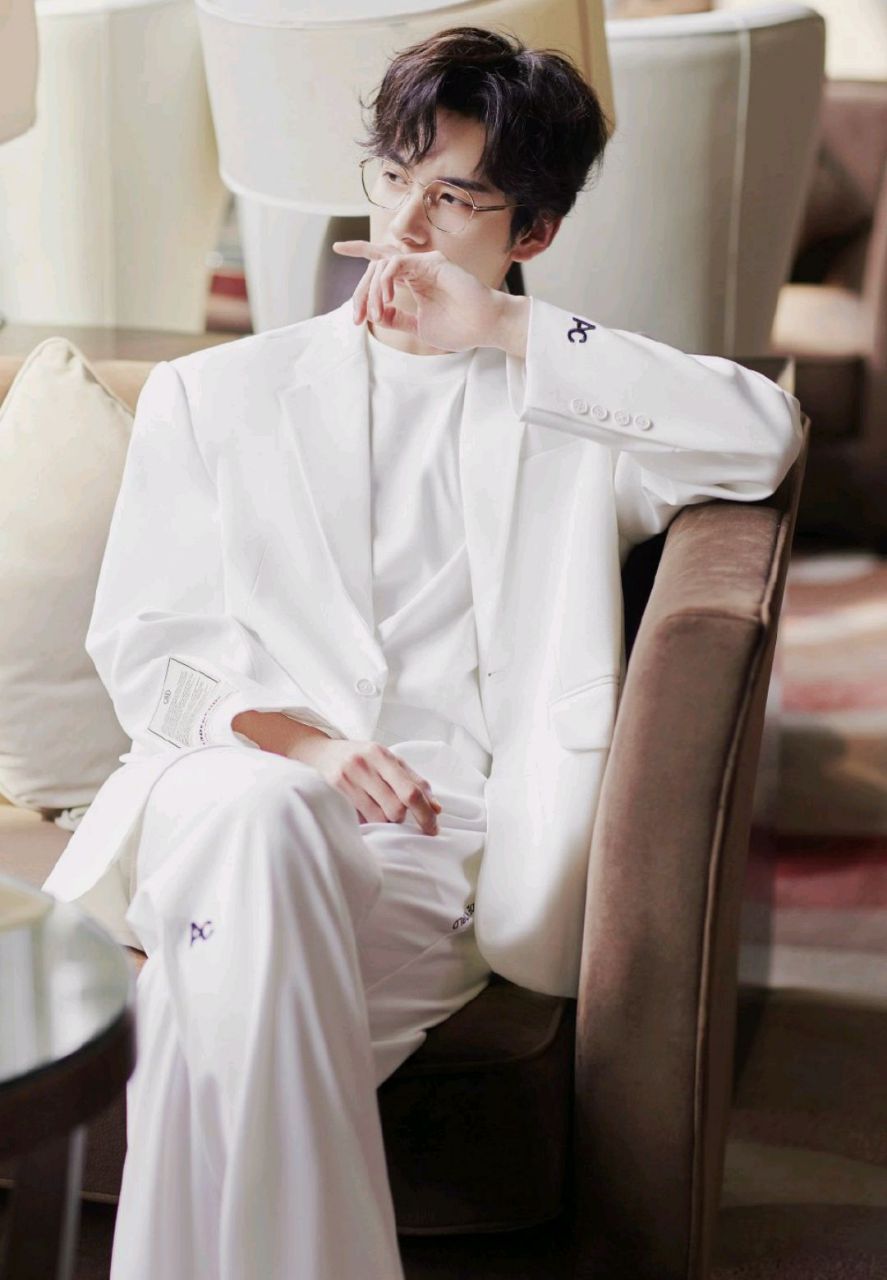 陈星旭的白色西装穿搭,休闲与雅致感十足,全身白色的穿搭真的很有时尚