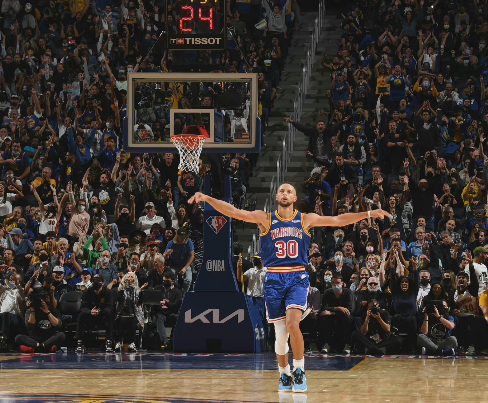 nba战报:库里9记三分轰50分,勇士逆转老鹰取得五连胜