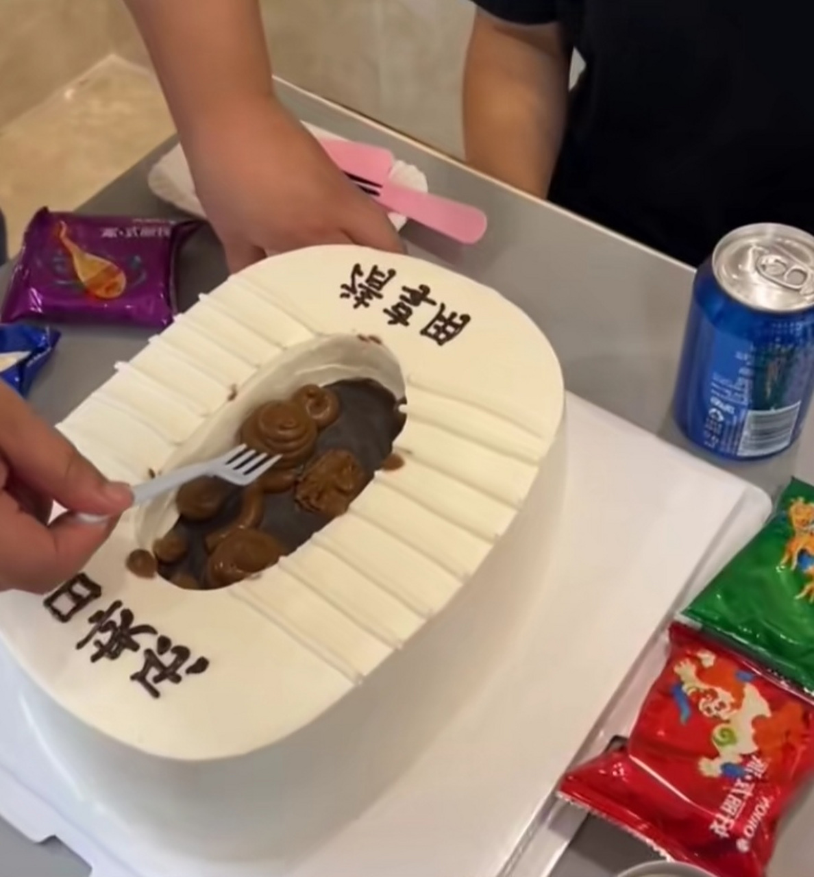 女子过生日,朋友买"大便蛋糕"庆祝,网友:发明这种蛋糕的人就很变态!