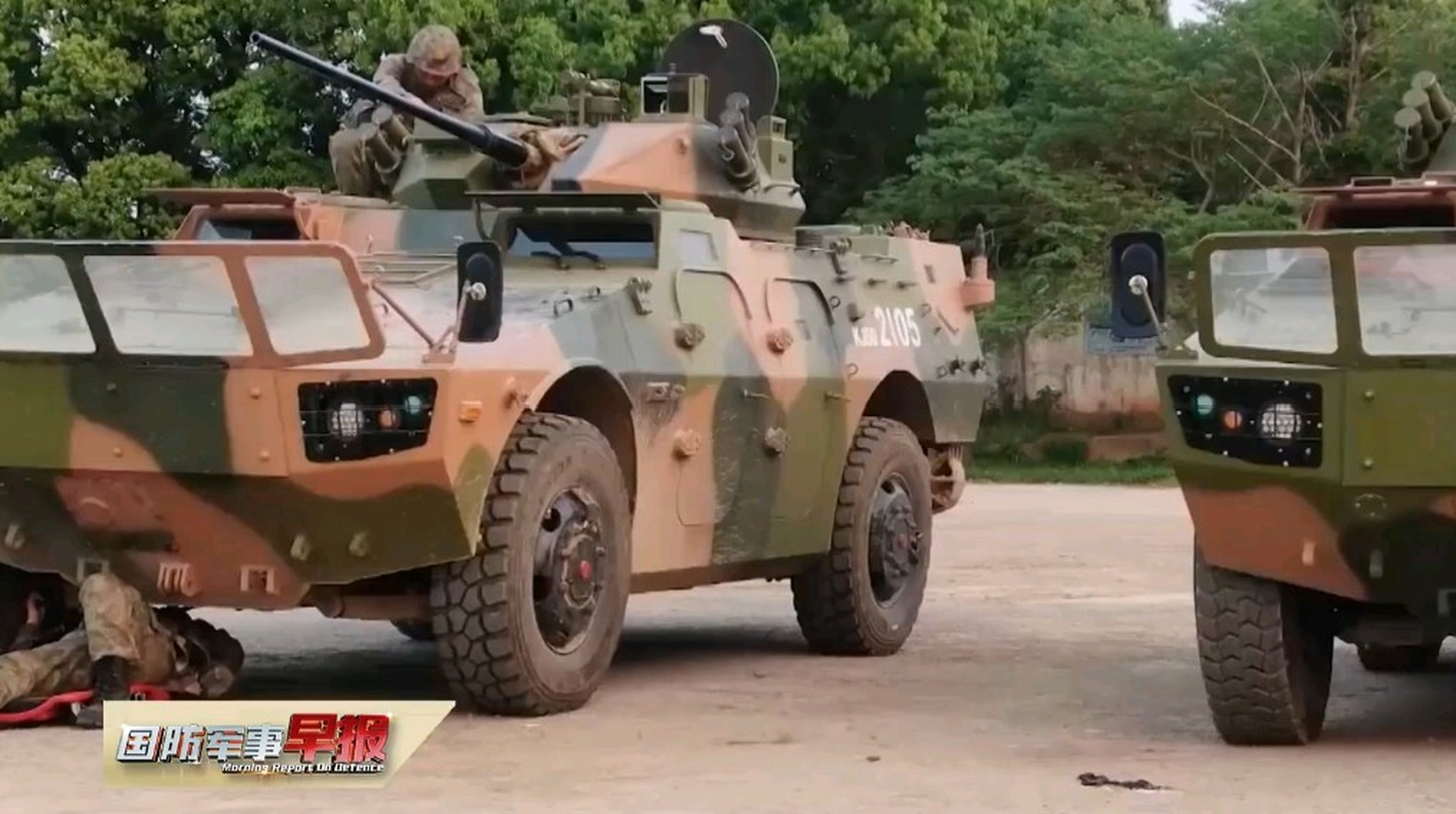 中国空降兵列装新型四轮装甲车.火力凶猛,机动灵活.