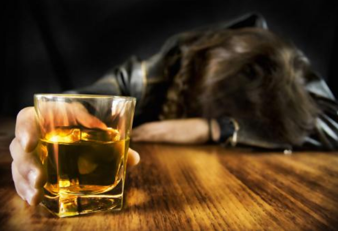 每天喝一点酒与偶尔喝的大醉,哪个对肝脏影响大?医生给你讲解