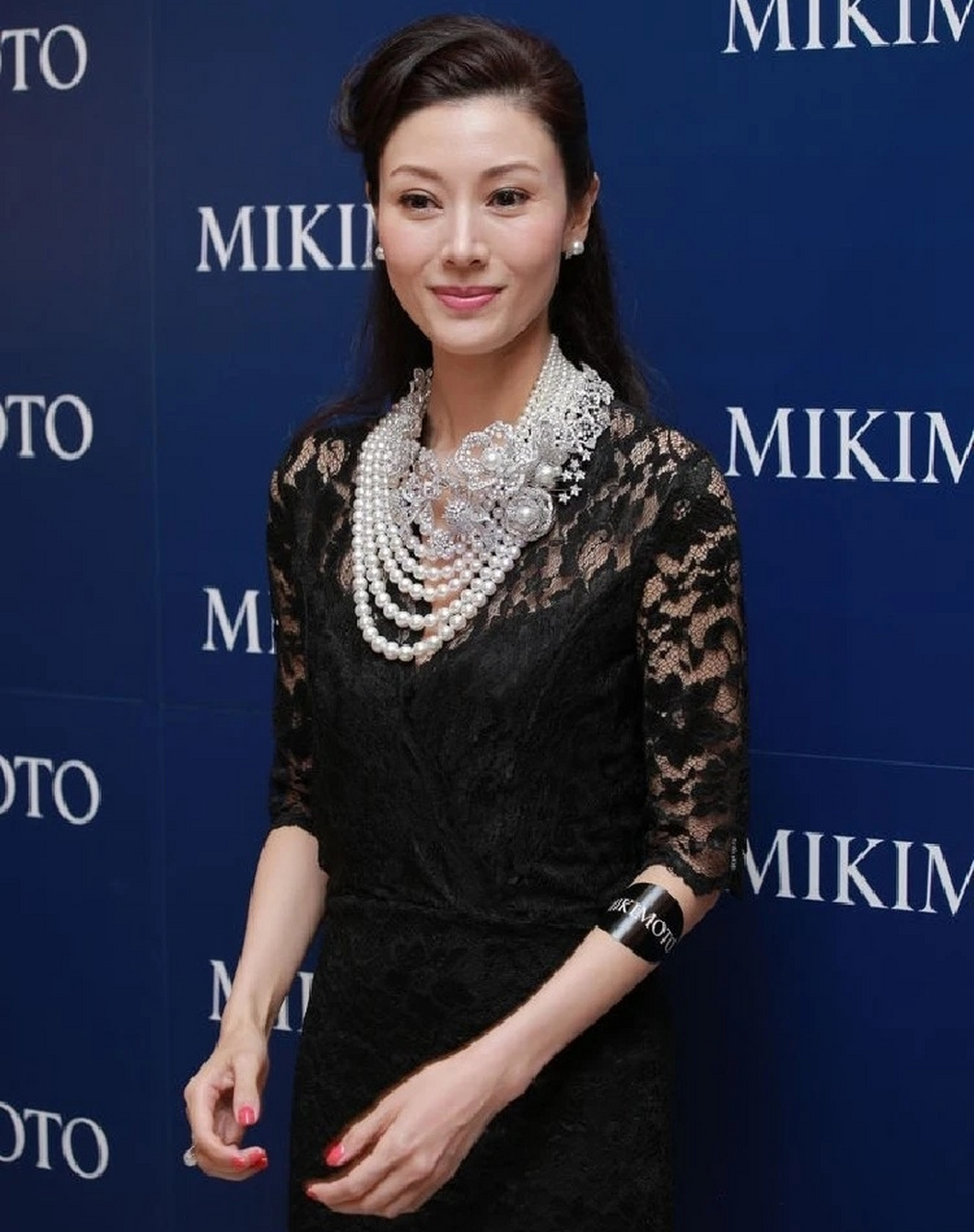 李嘉欣在八九十年代,可谓是风靡一时的香港女明星.