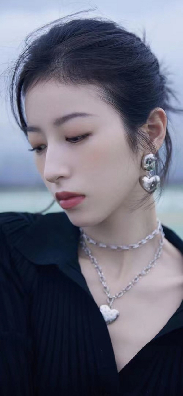 1,于朦胧和邢菲俩人就是之前合作过小成本古偶剧罢了,私下没啥联系.