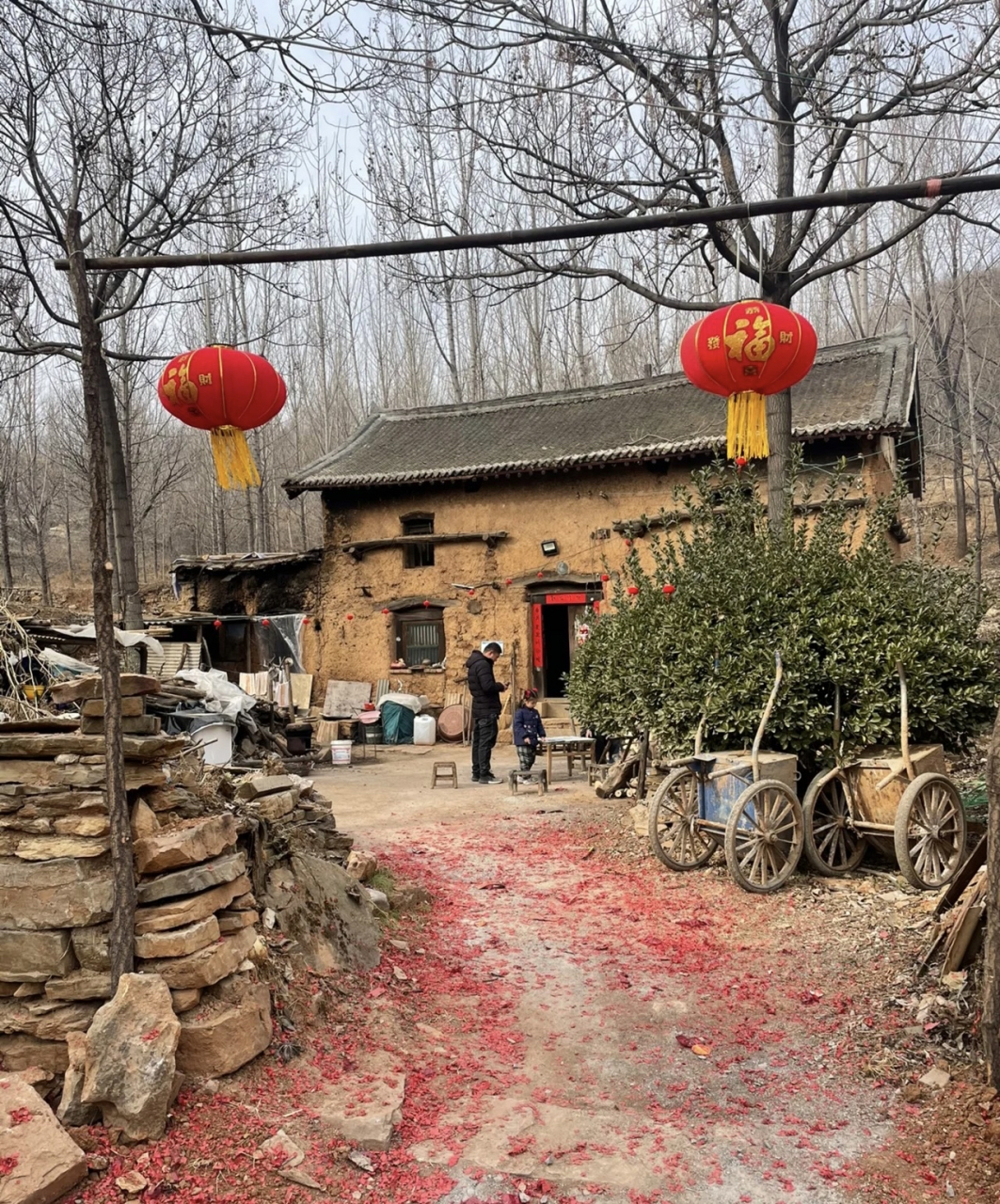在老房子过年,气氛很浓厚