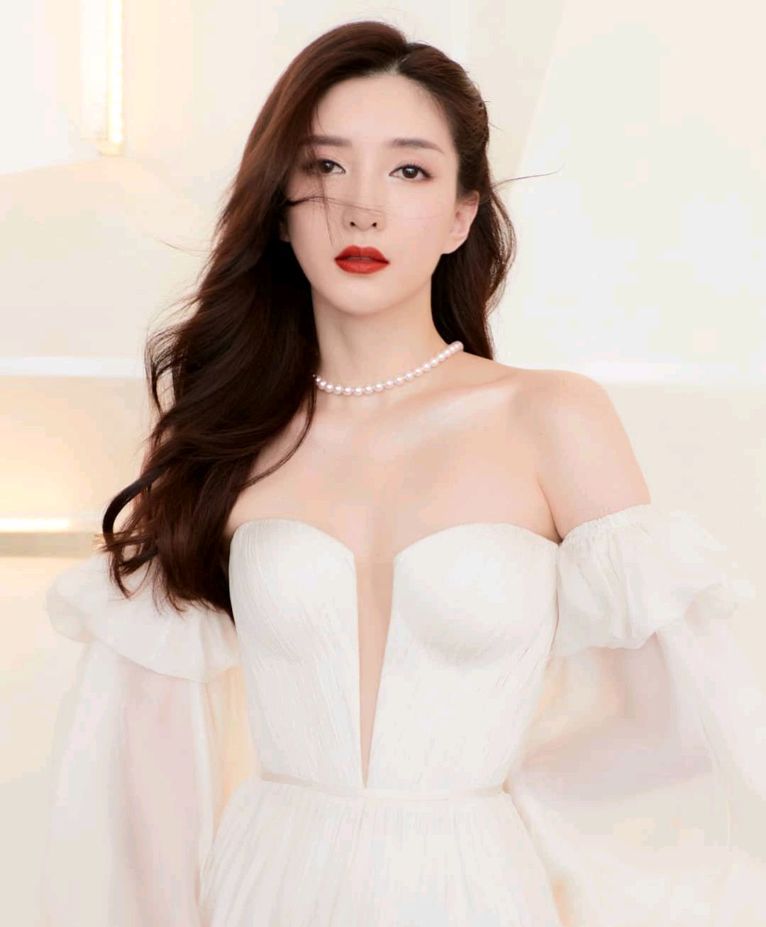 江疏影:一袭白色露背礼服御姐范满满,颜值身材满分!