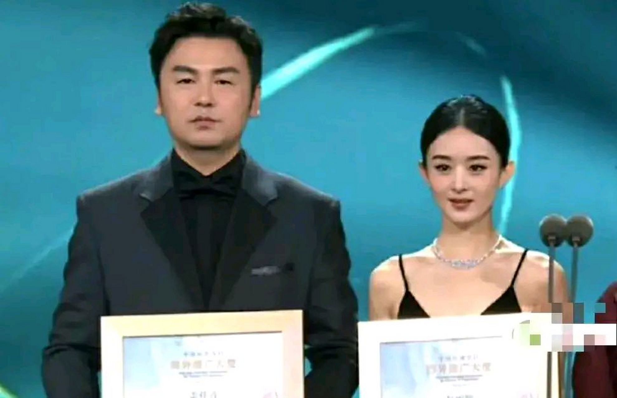 不得不说,丽颖的头好小啊,没有对比就没有伤害,雷佳音的头起码比2个丽