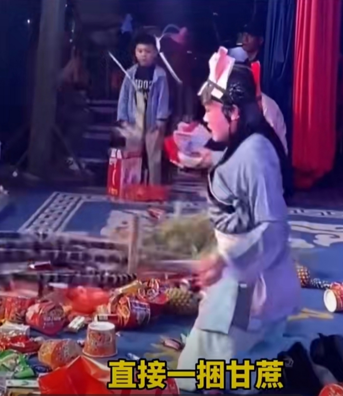 传统婺剧"讨饭戏"现场,台下观众纷纷打赏各类物品,甘蔗,鱼,泡面等.