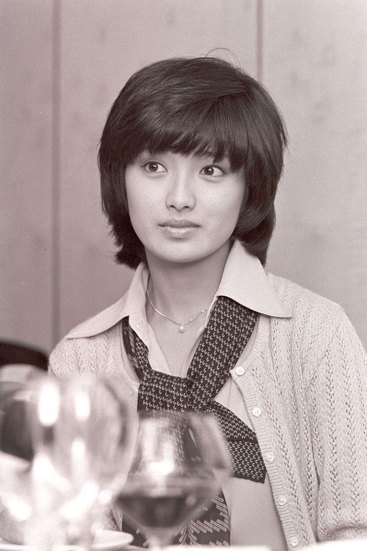 用现在的审美标准来看山口百惠年轻时的样子,确实不漂亮