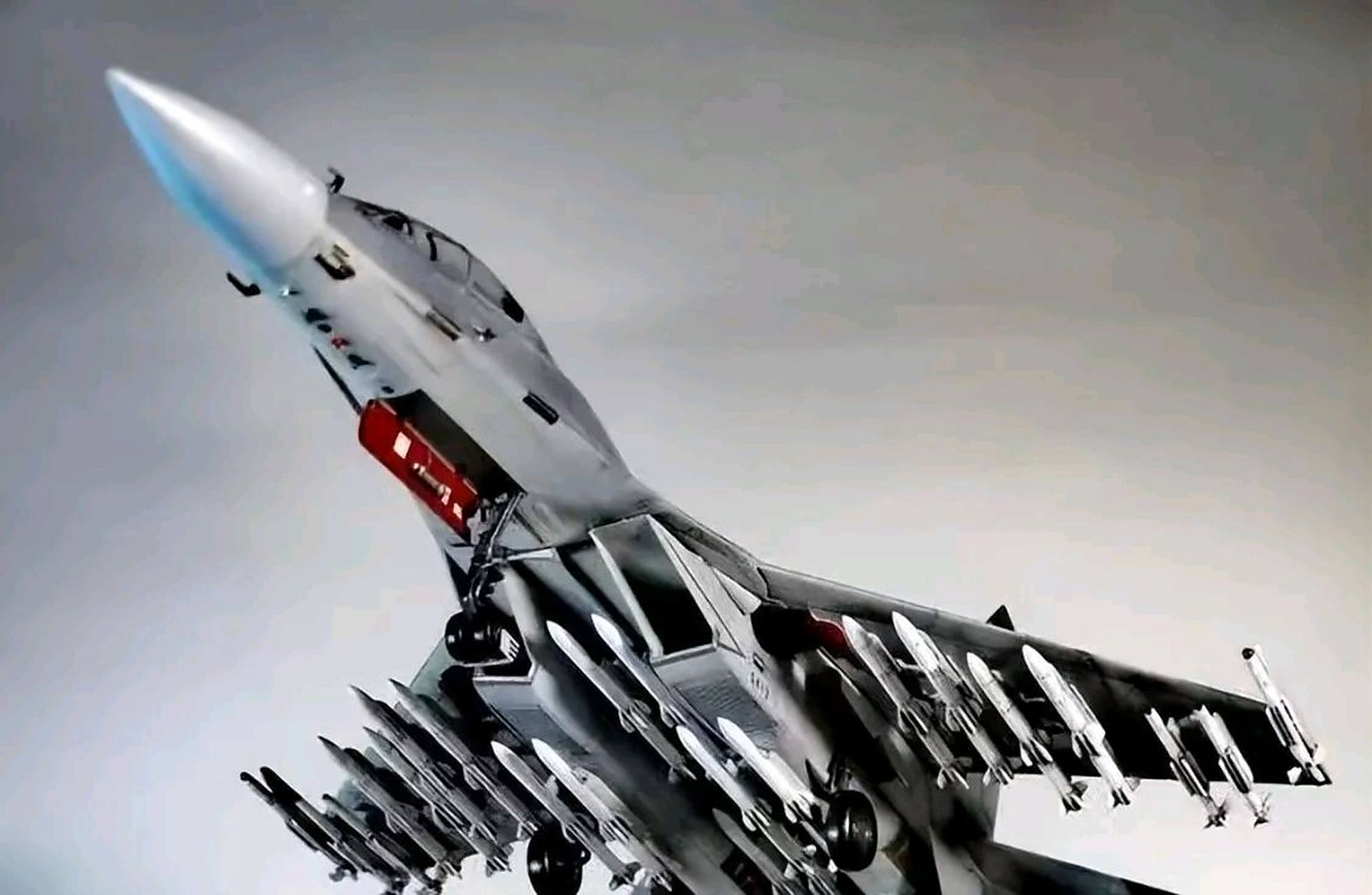 很多人会简单地认为我国的歼16是仿制的苏30mkk,实际上这是一种错误的