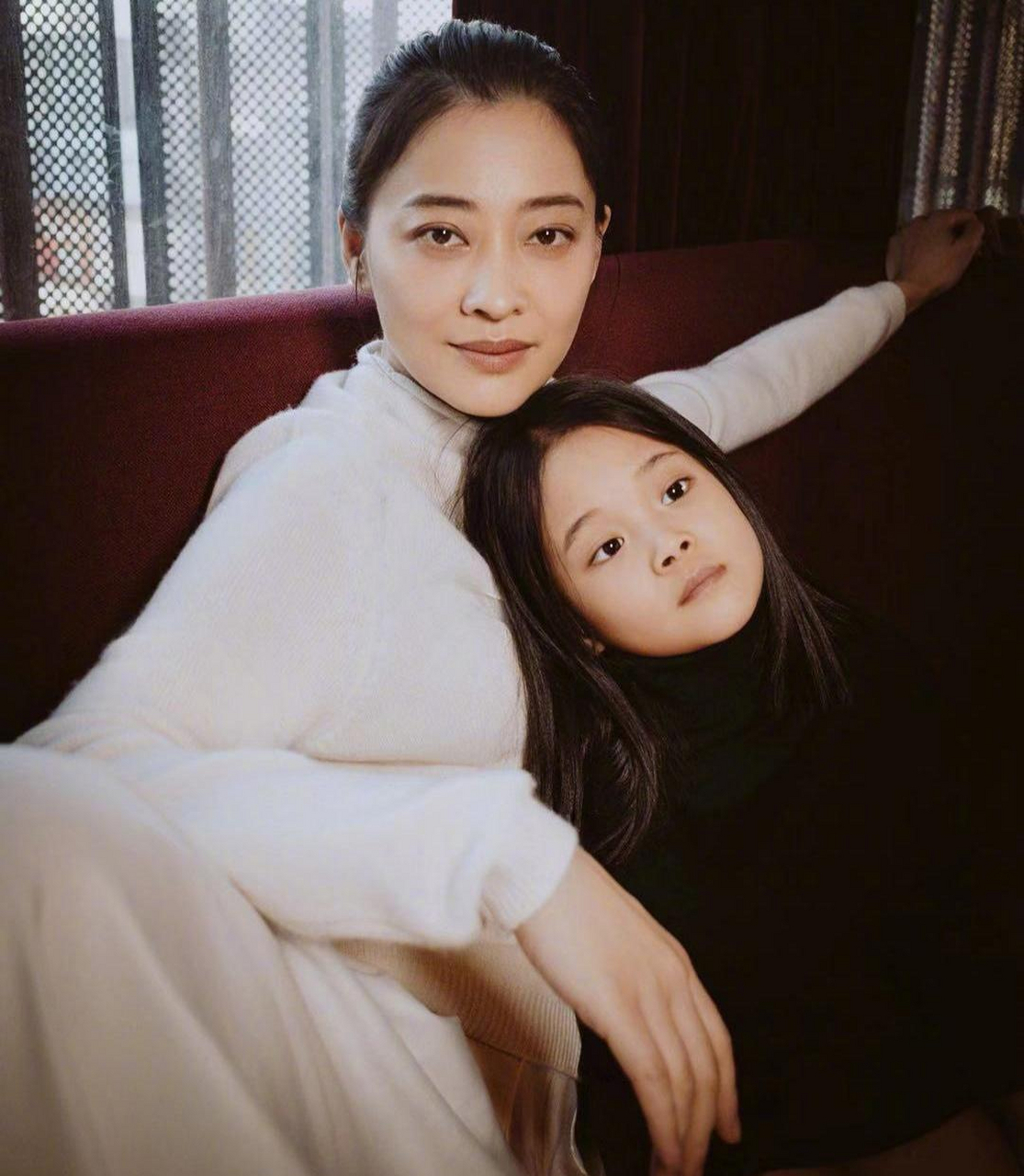 梅婷一家三口同框,女儿快快完全遗传了妈妈的基因,爸爸的一点也看不到