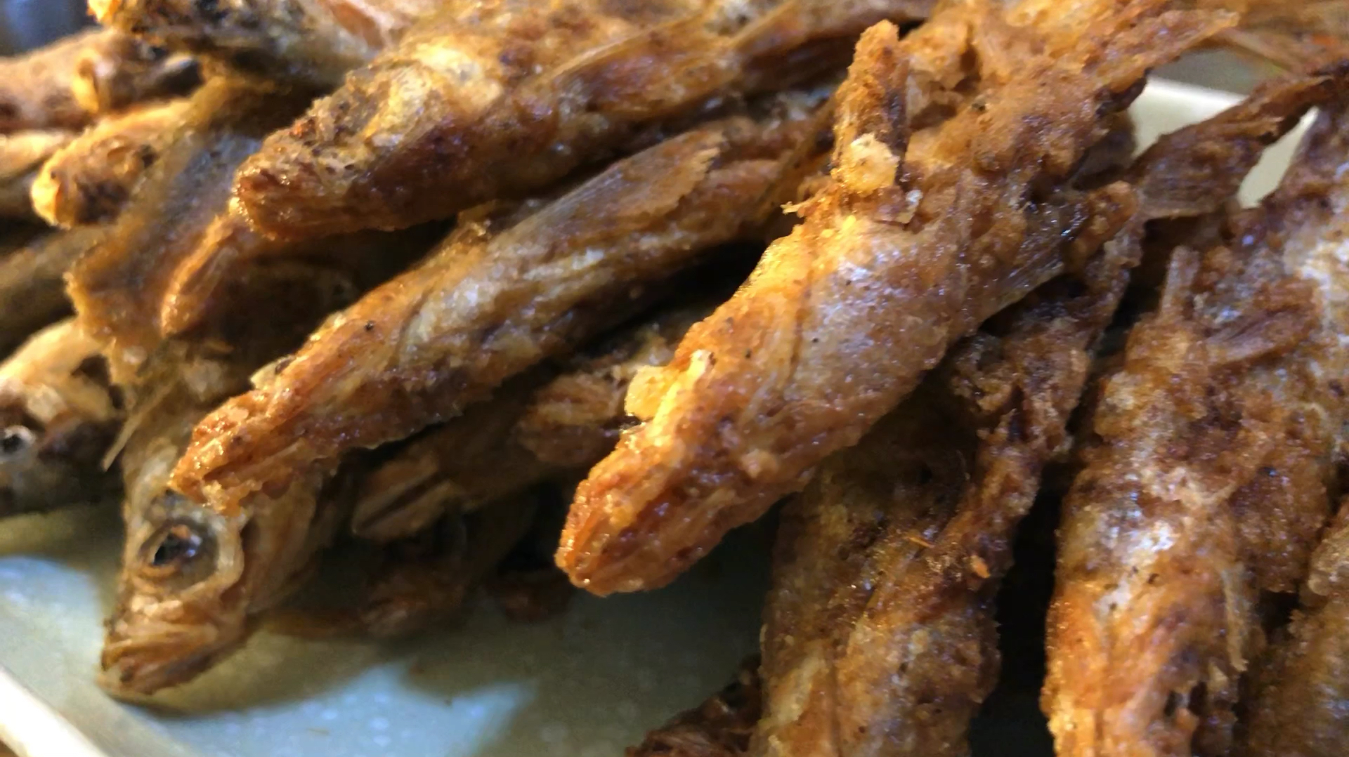 翘嘴鱼这样做,骨头都能吃,焦香酥脆,即补钙又有营养