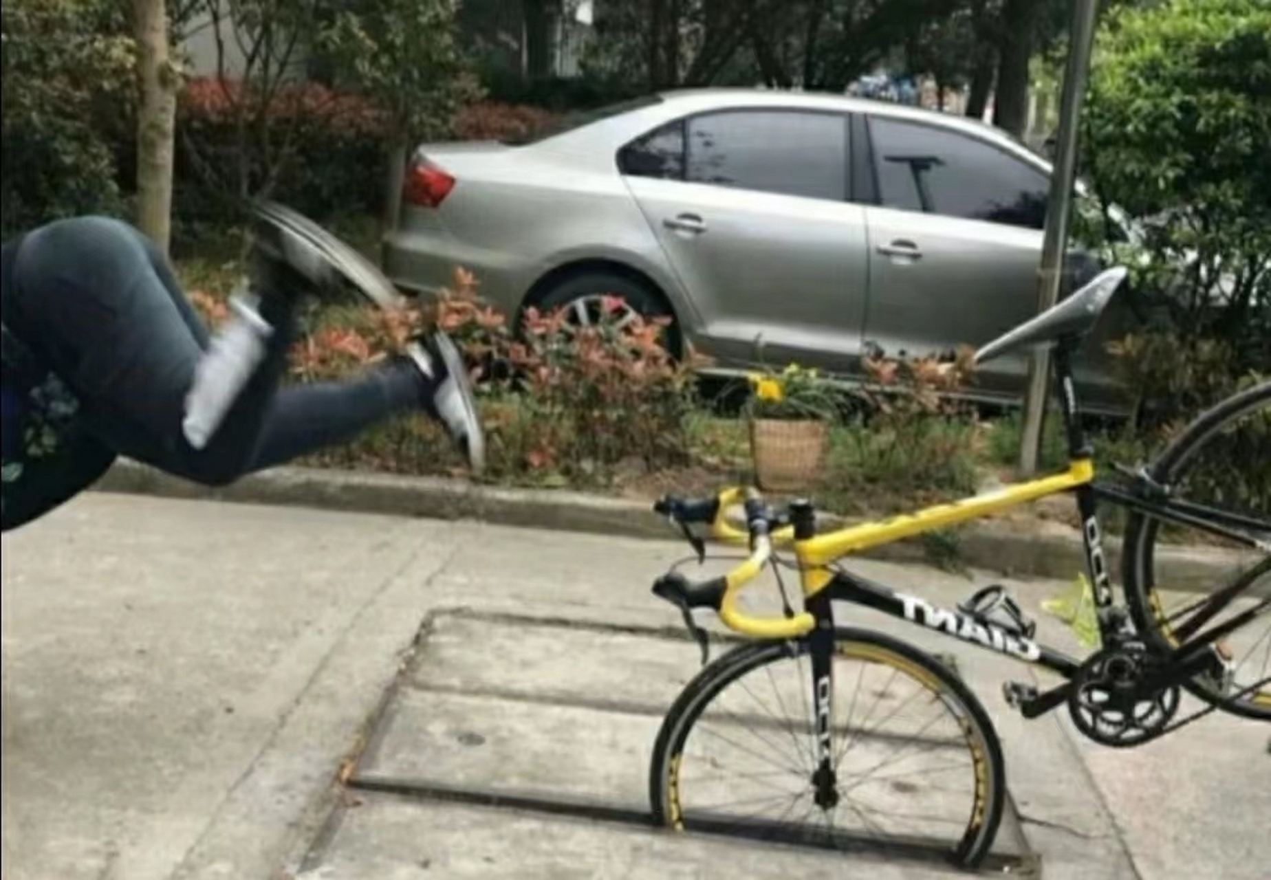 终于知道了公路车为什么要躲开井盖了,来自地图街景,大家骑车一定要