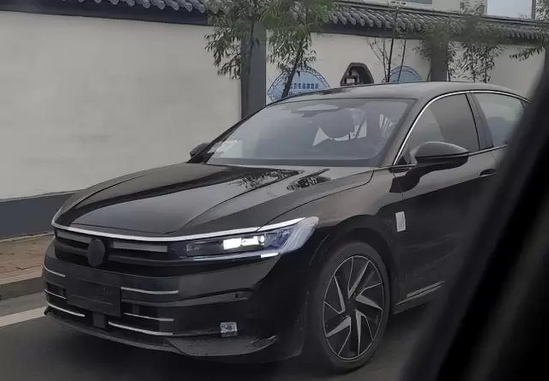 预计9月发布!全新b9迈腾路测曝光,比雅阁帅,内饰正式翻身