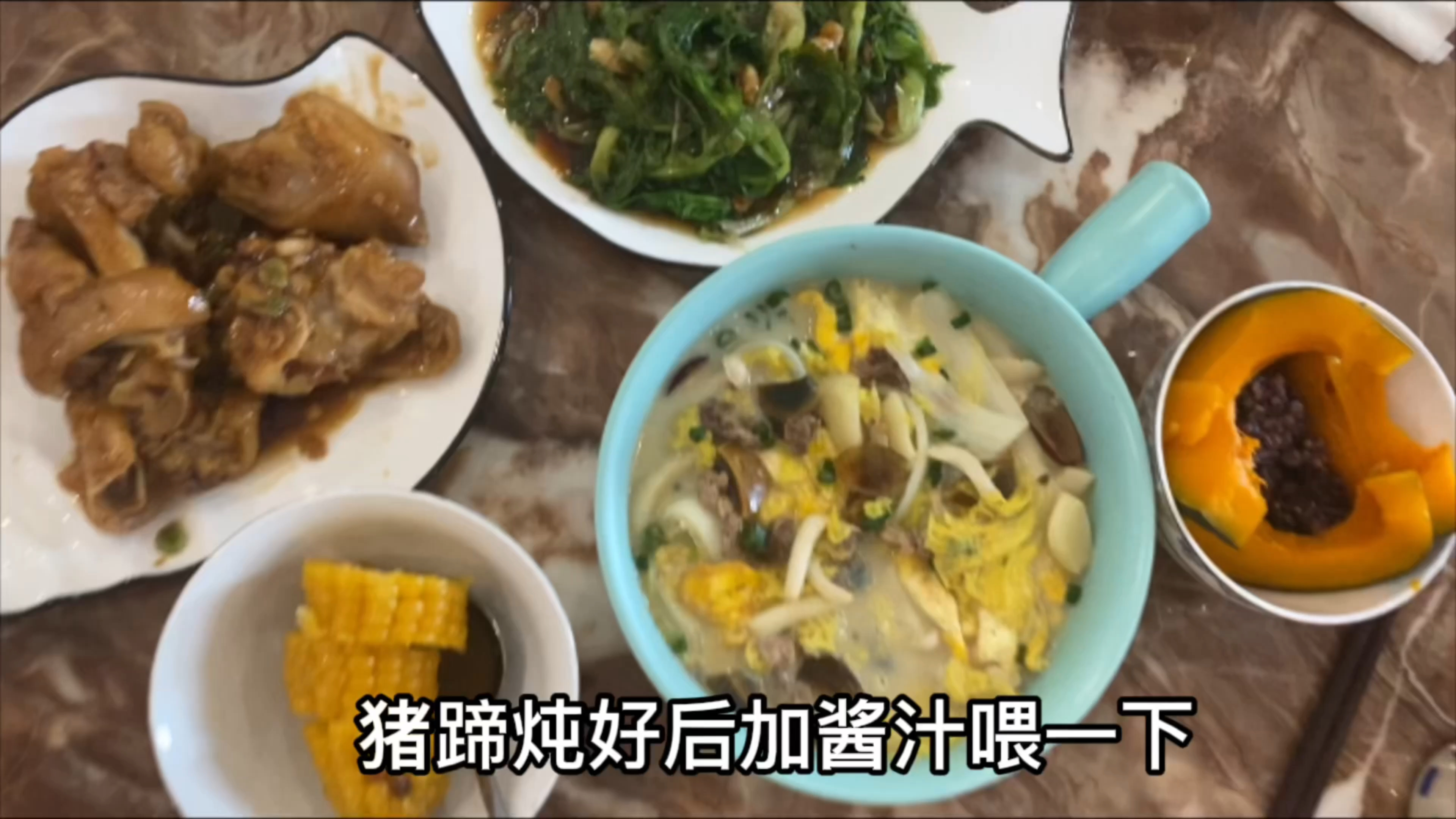 宝妈的月子餐是不同根据体质奶量来看需要吃啥,猪蹄汤下奶、滋补