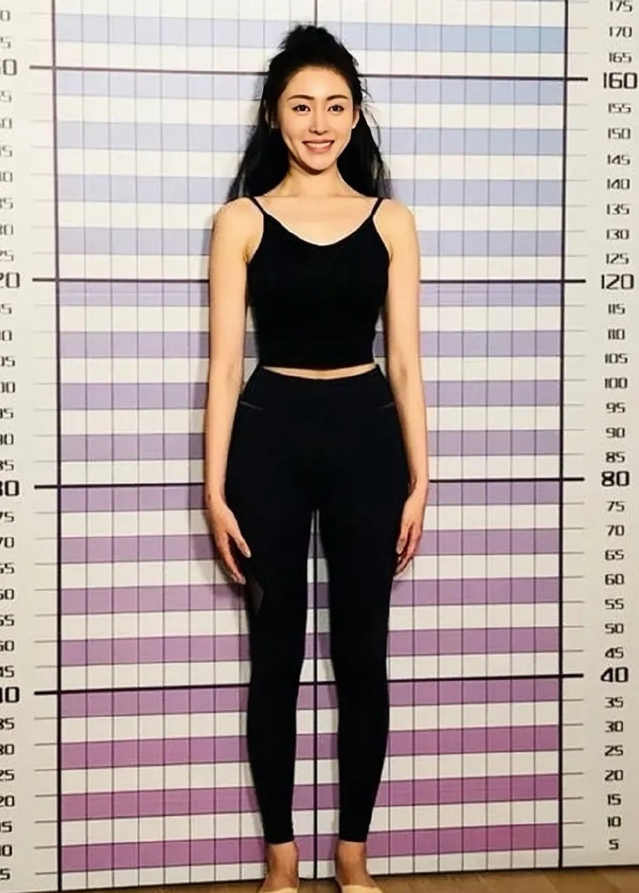 张天爱亲测身高,1米68千真万确,娱乐圈里这么勇敢的女星不多了. 67