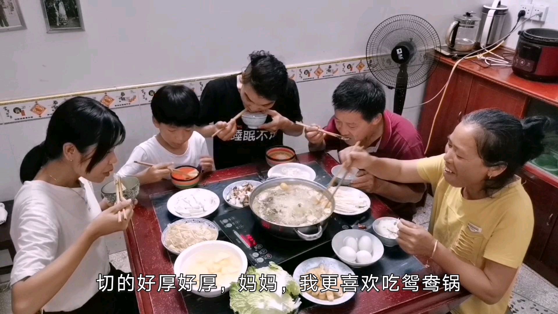 田里栽秧捡到大头鱼,波哥做成鱼火锅,配上小菜,吃起来好过瘾!