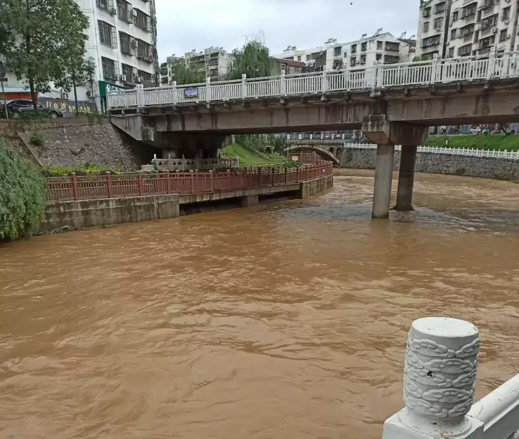 荆门大部分地区普降暴雨,街道被暴雨侵袭后,感觉变成了一条河