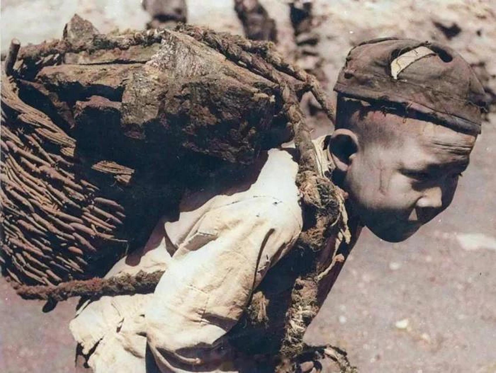 上个世纪二十年代某个煤矿里的童工,照片中的小孩最