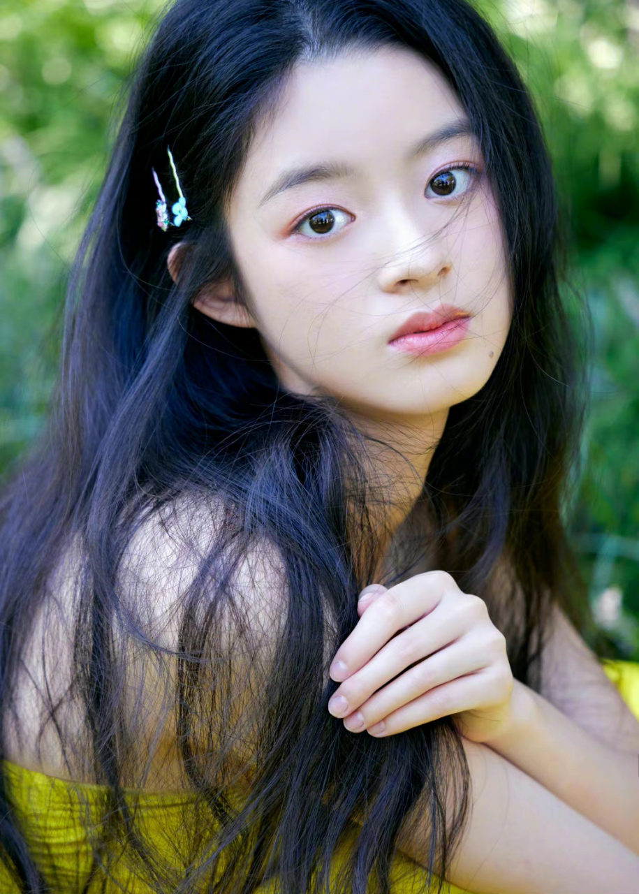 黄杨钿甜# 一袭黄色抹胸礼服,又纯又欲,可爱灵动,尽显俏丽清甜的膳