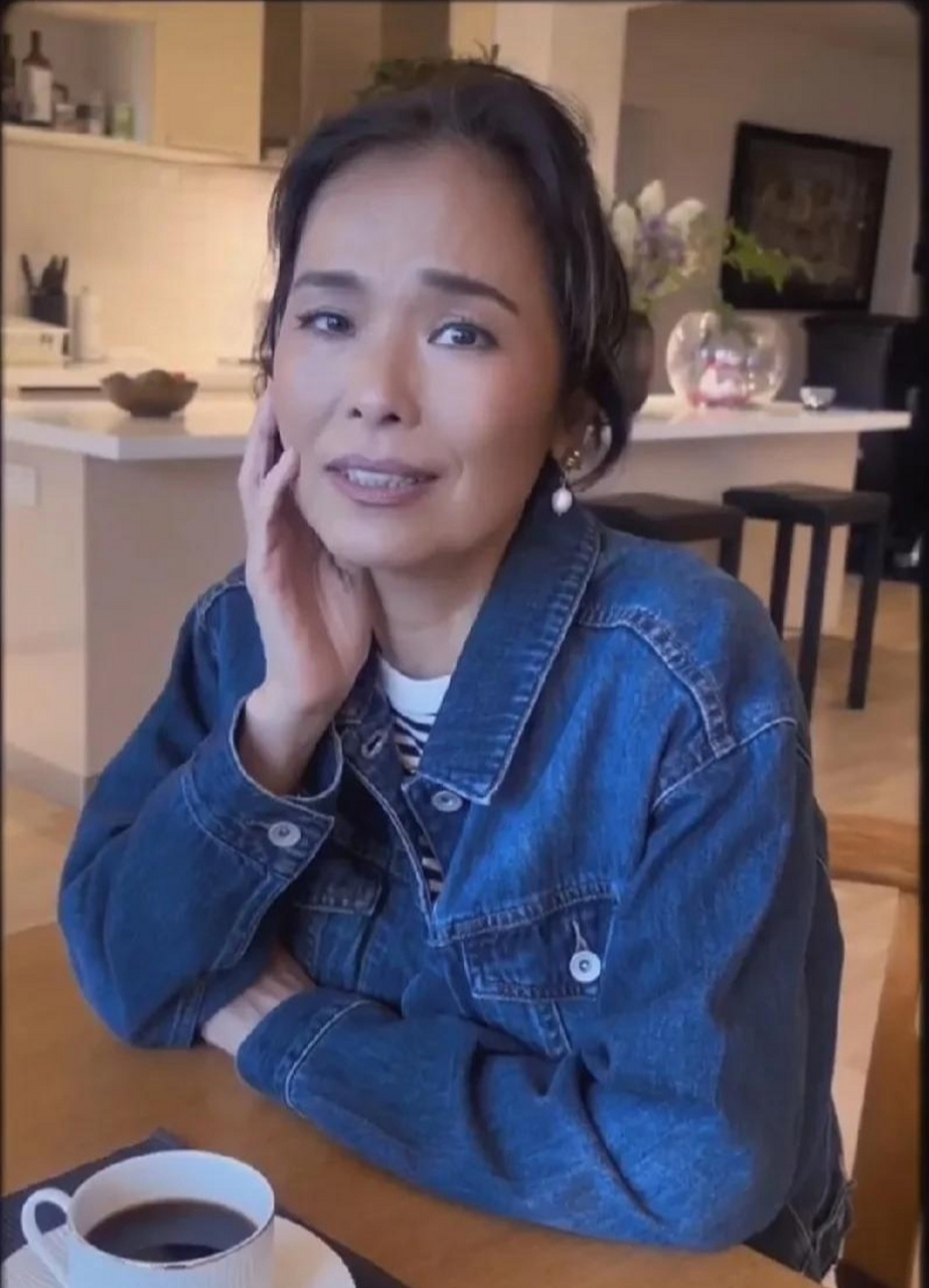 韦唯年轻时很多人吐槽她长得丑,如今马上60岁了,越看