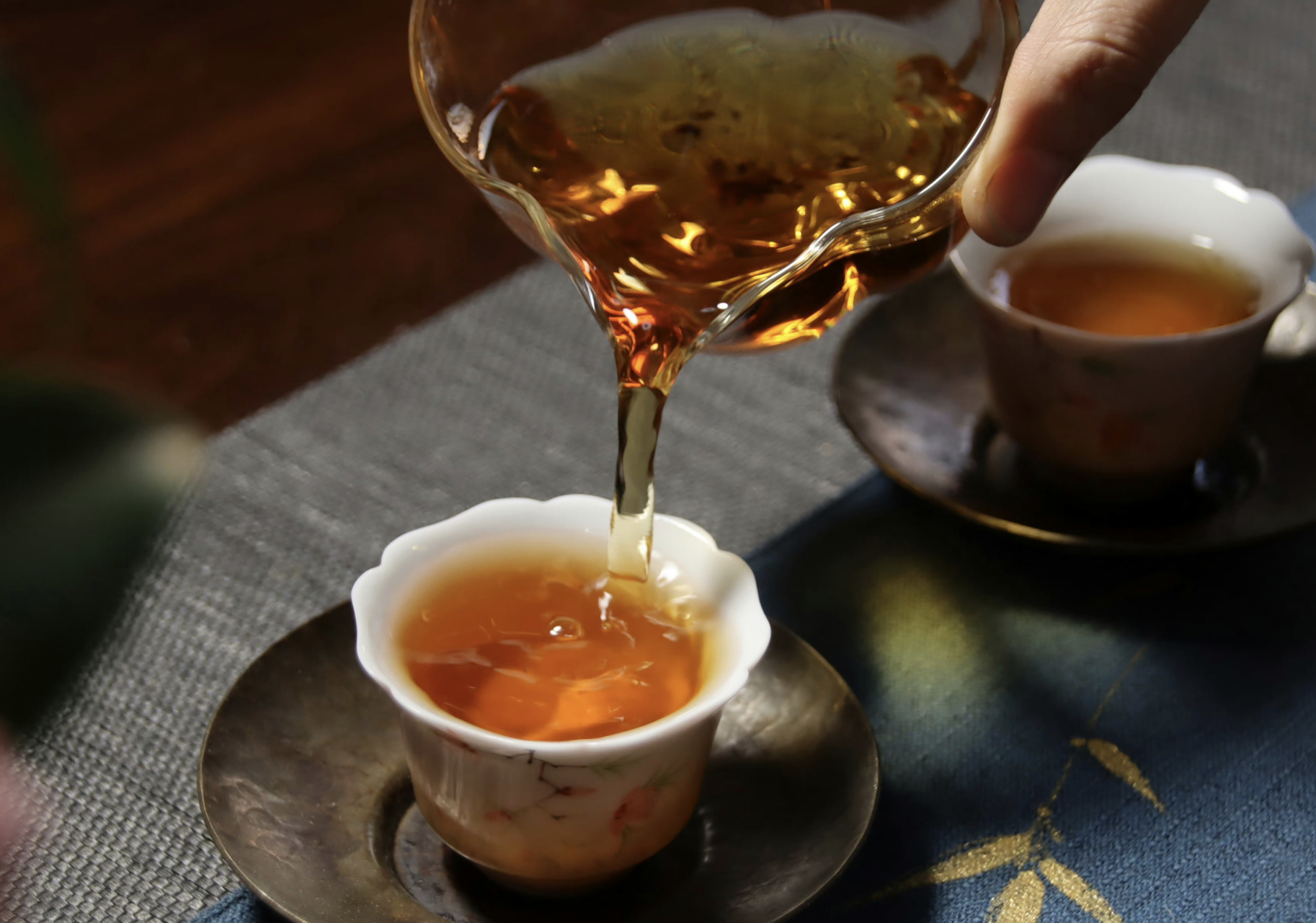 把茶里蕴含的信息重新激活唤醒 品茶闻香在不懂的人眼中是矫揉造作