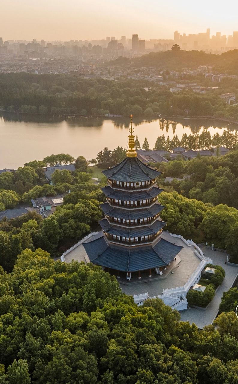 雷峰塔之于杭州城,是不可替代的.