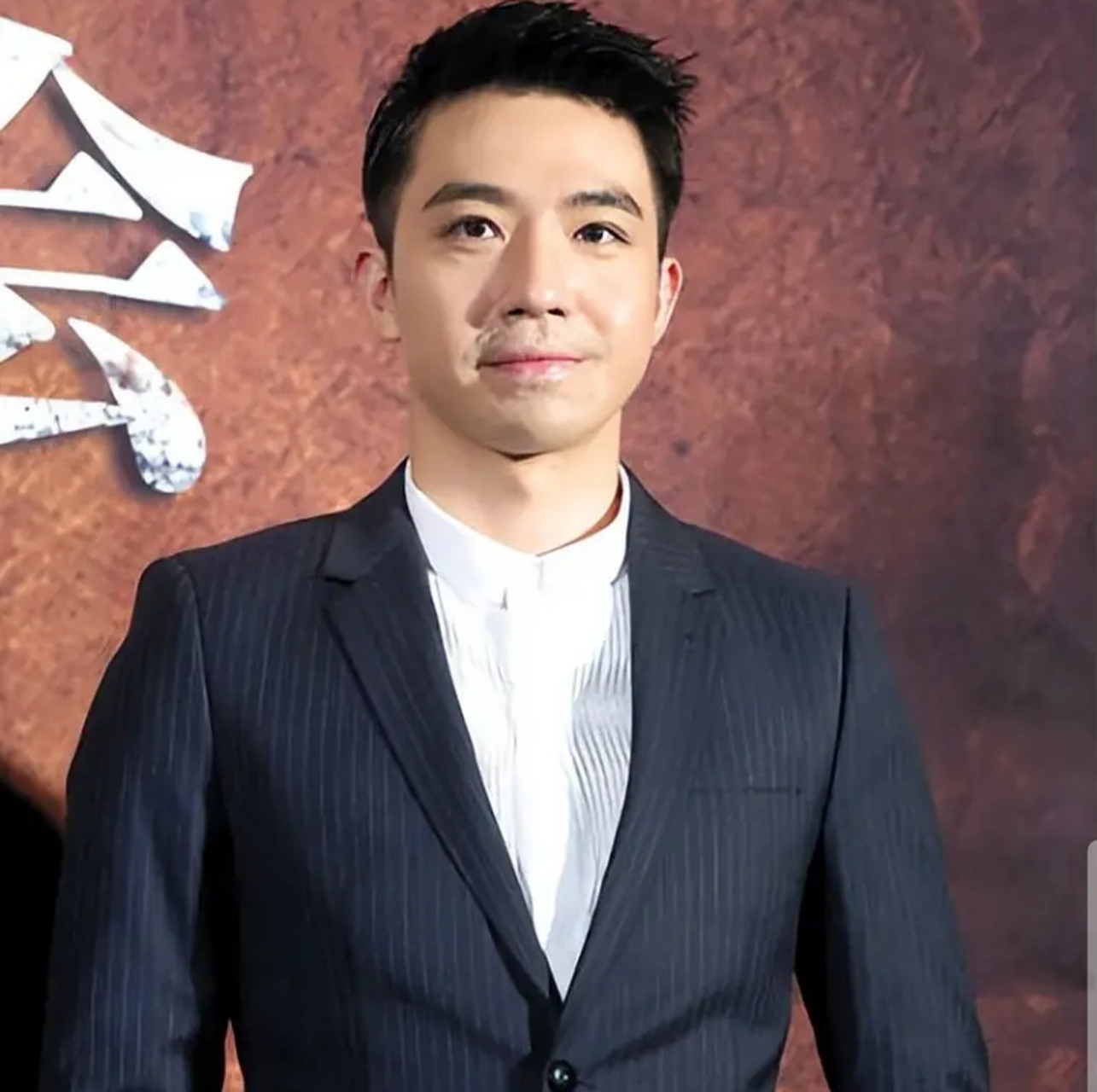 2017年,俞灏明在机场偶遇了刘烨,就开心的飞奔过去打招呼,大喊:"哥!