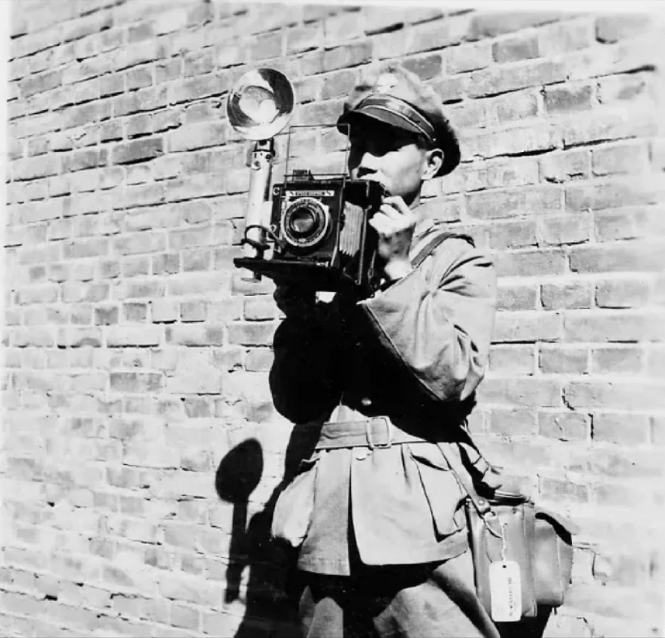 民国时期战地记者,真没想到,那时候,照相机这么大,去战场也容易暴露
