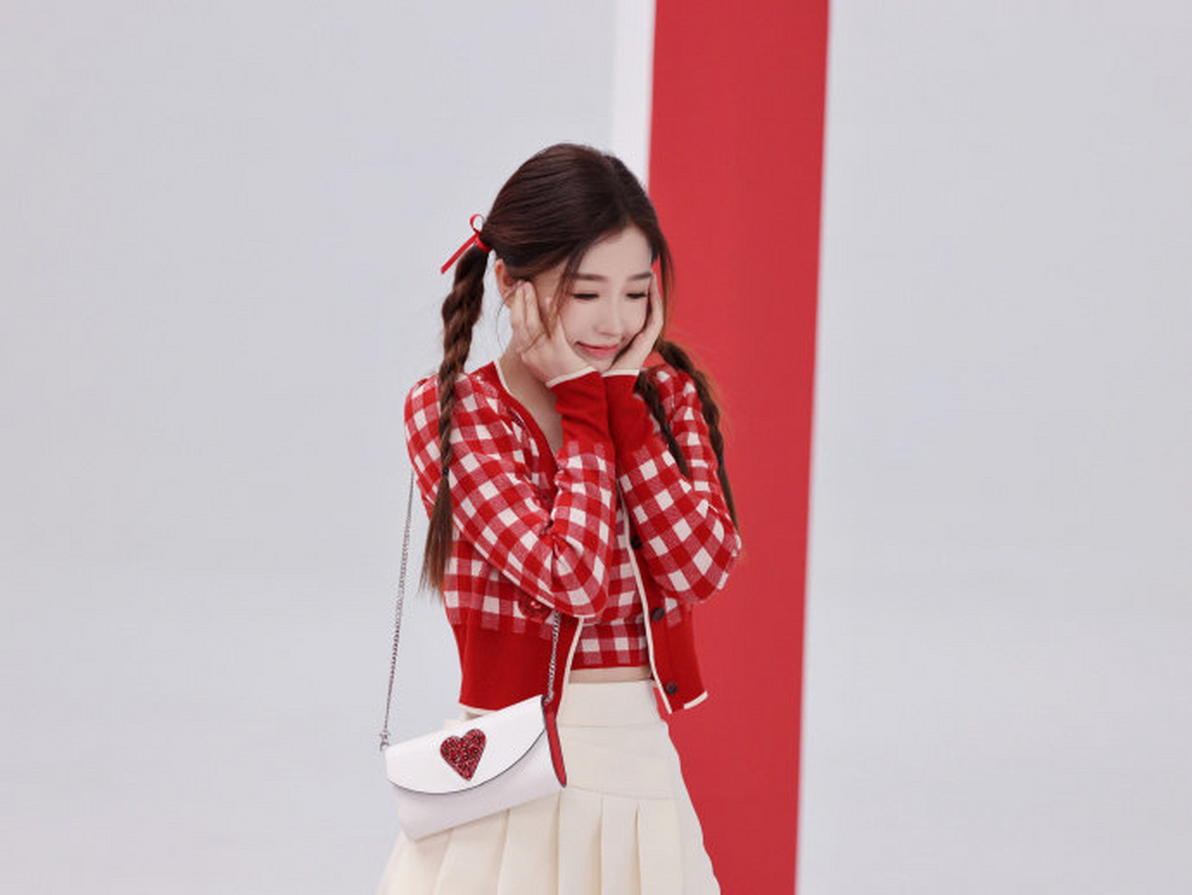 来看虞书欣的红色穿搭 ,元气又美丽!#娱乐最前沿# #虞书欣