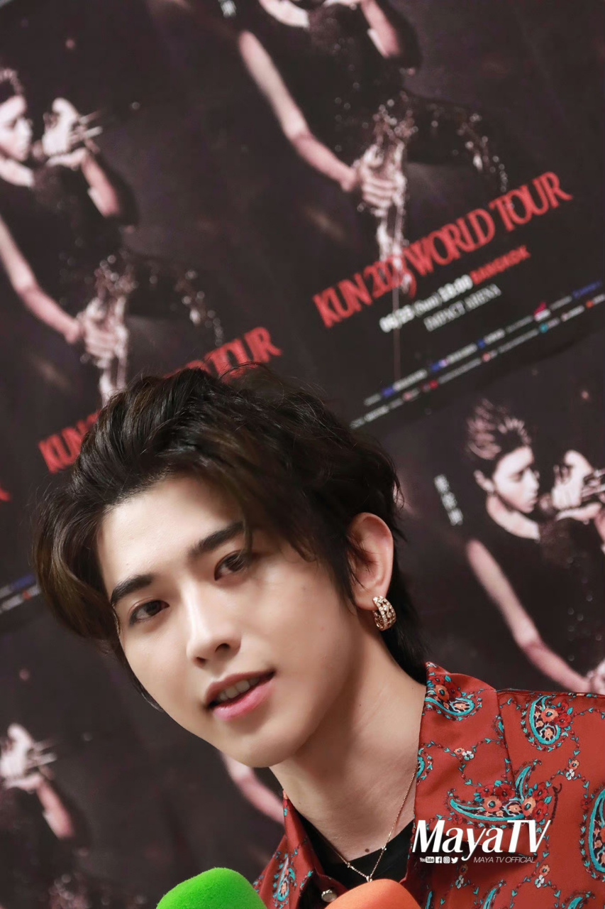 蔡徐坤202巡回演唱会,泰国媒体拍摄的图,还是一如既往的帅#娱乐最前沿