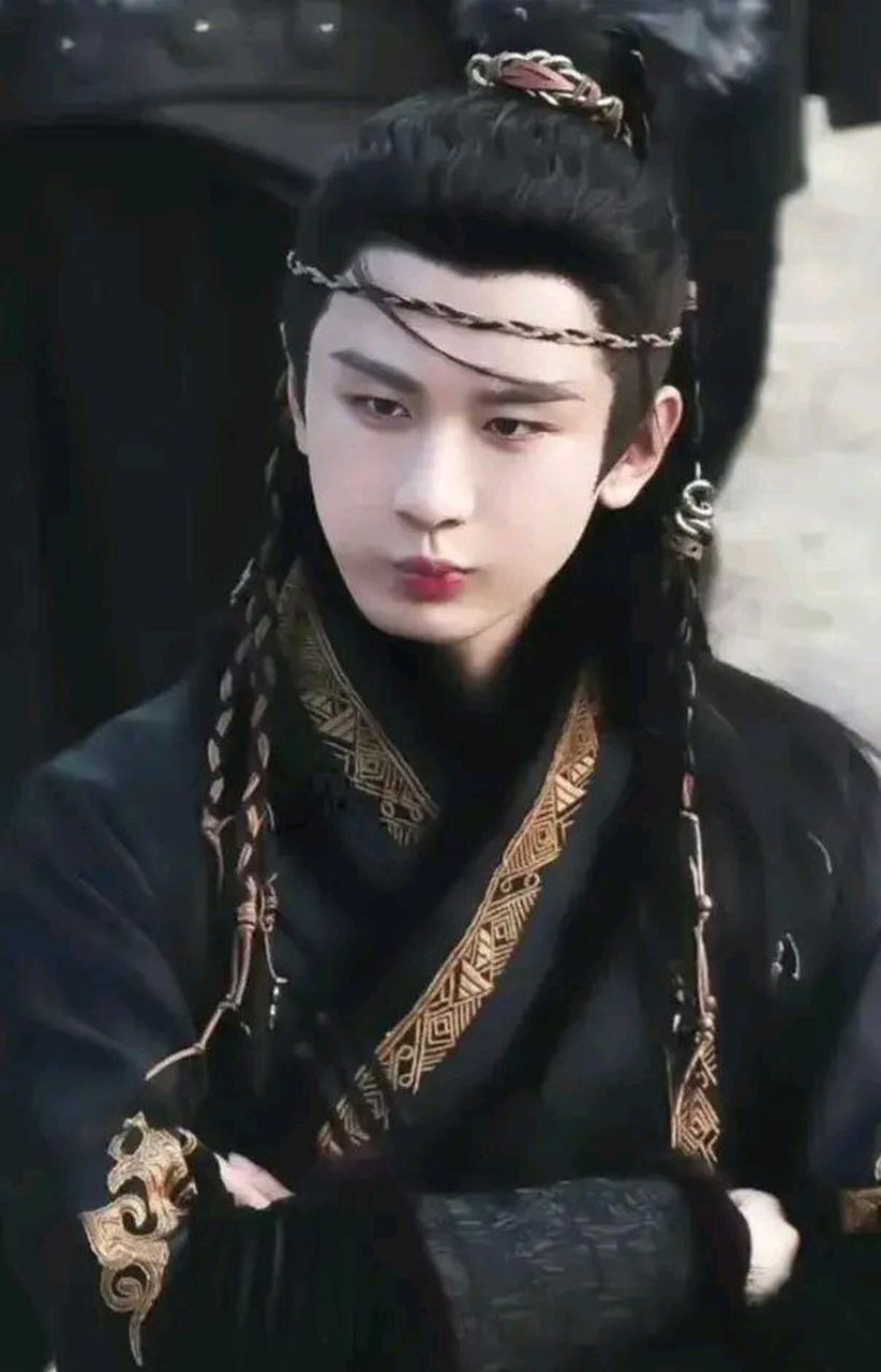 这是成毅在新剧《英雄志》里的造型,还挺英气逼人的,这人越来越少年
