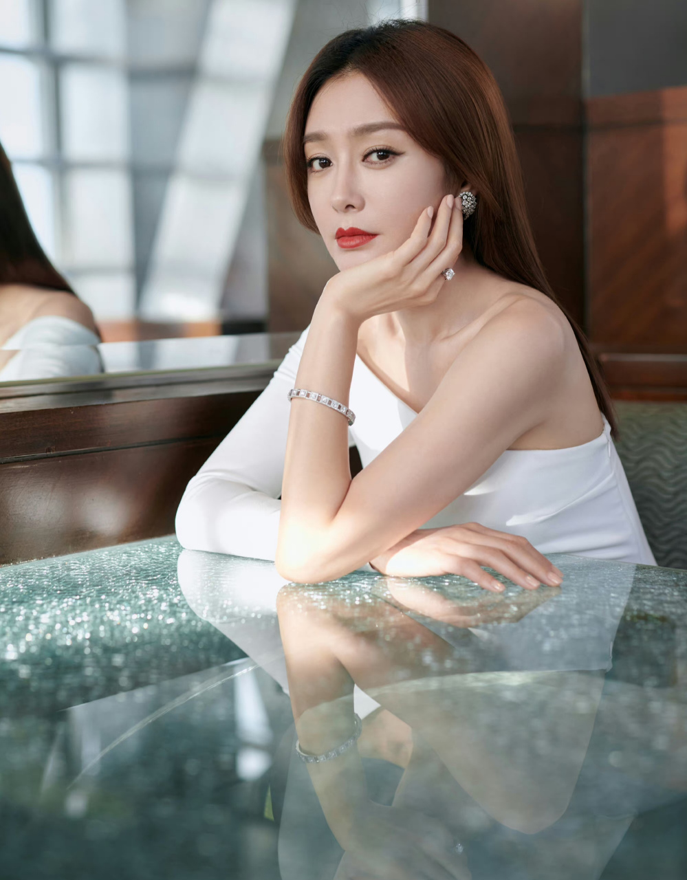 79年生人的秦岚现如今已经43周岁了,可她好像是"冻龄"了一般,那张脸几