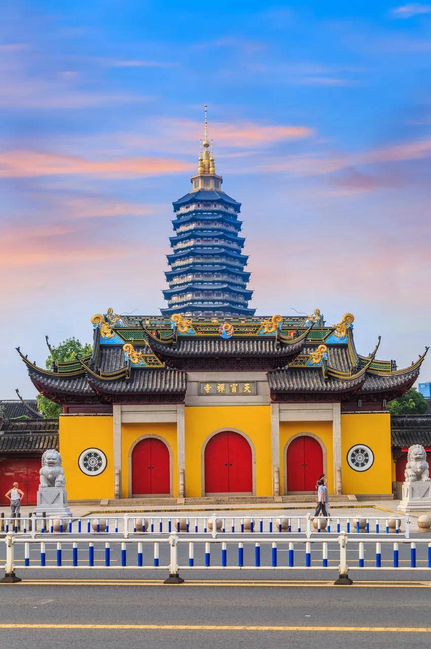 抿传,清朝乾隆皇帝下江南,访问常州天宁寺时,故意拿鸡蛋赏给和尚,借以