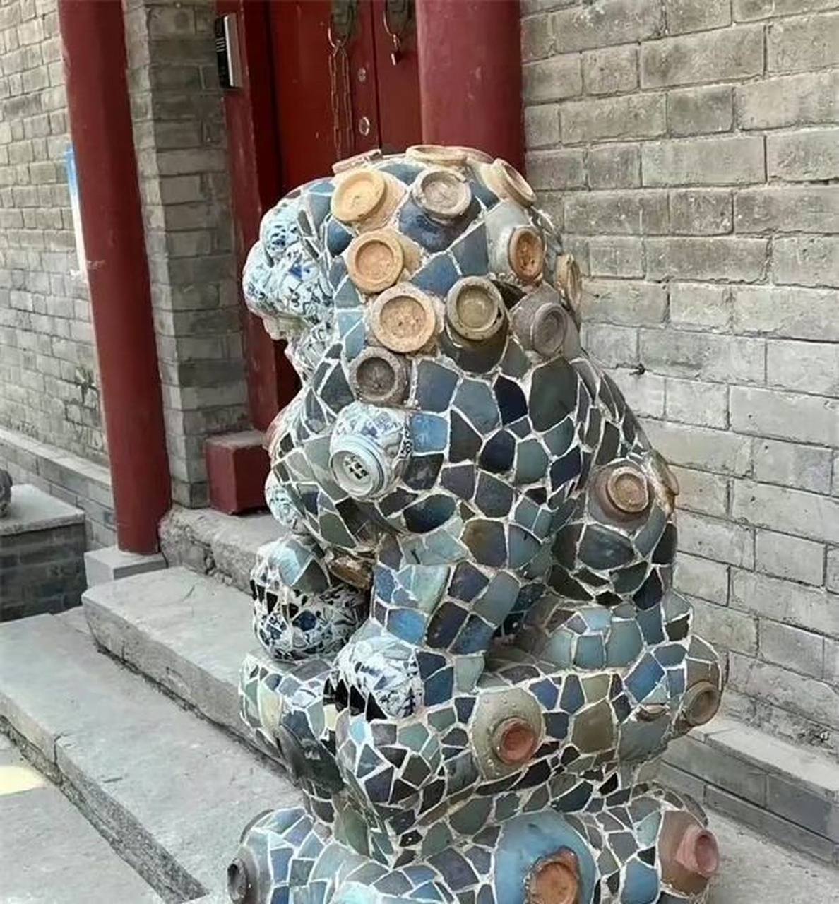 把门口的石狮子弄成这样是有什么讲究吗?#趣图搞笑