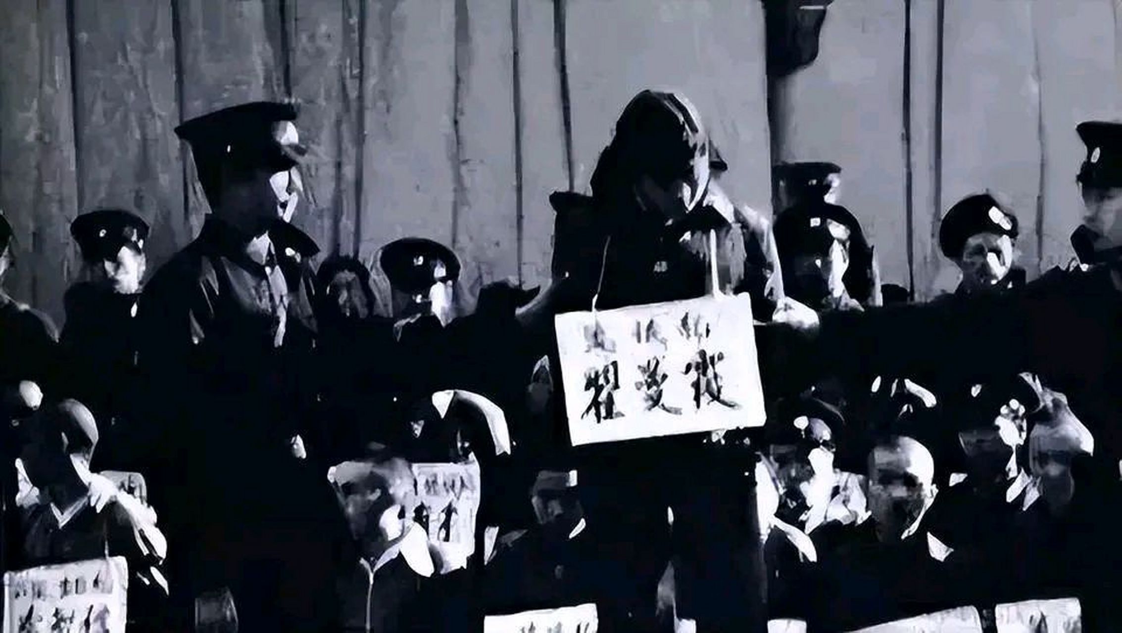 1983年,年仅25岁的"女流氓"翟曼霞跪在刑场等待被枪决,行刑前她突然