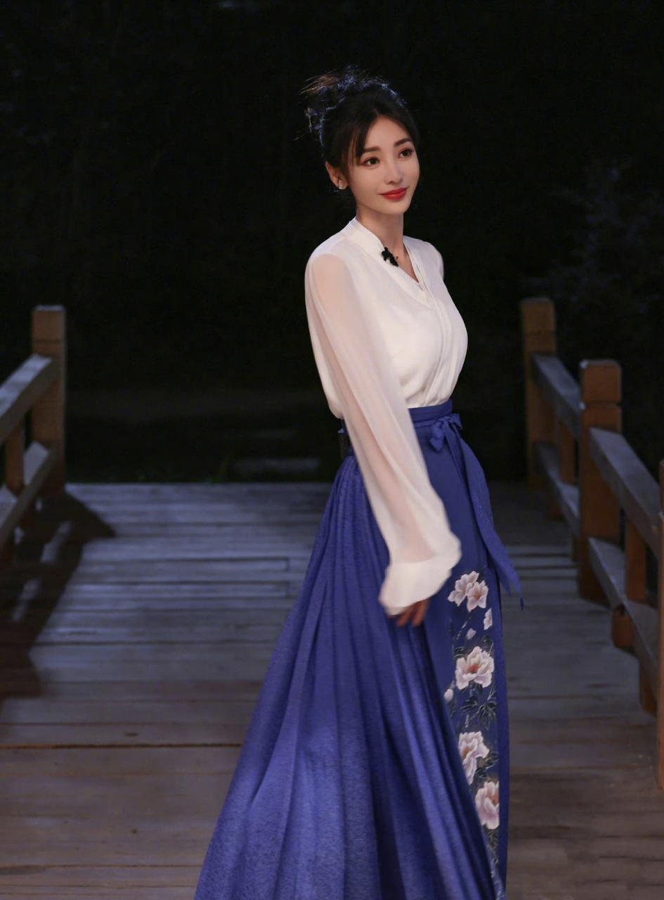 柳岩大美女这身材气质,不在古装剧里演个祸国妖妃可惜了