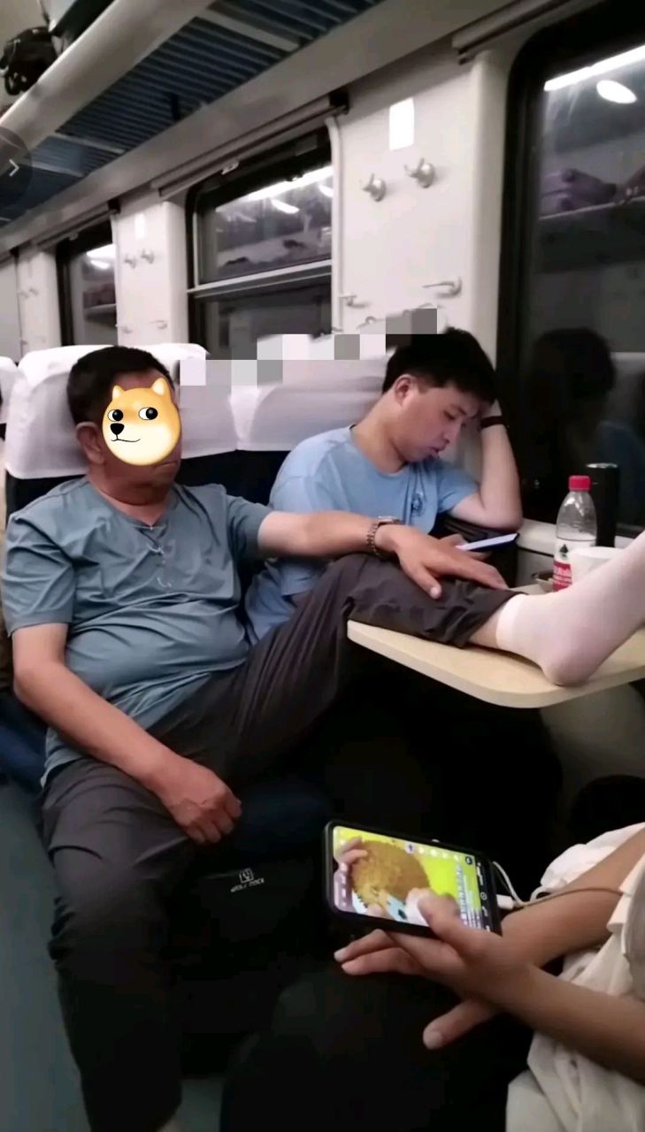 火车上男子脱鞋将脚丫子放在小饭桌上,马上都要戳到对面小姑娘鼻孔了