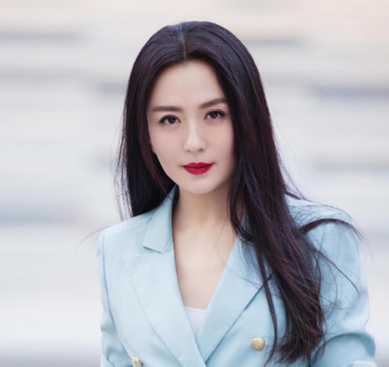 于和伟和妻子近照曝光,网友误以为是杨童舒,她们长得很像吗?