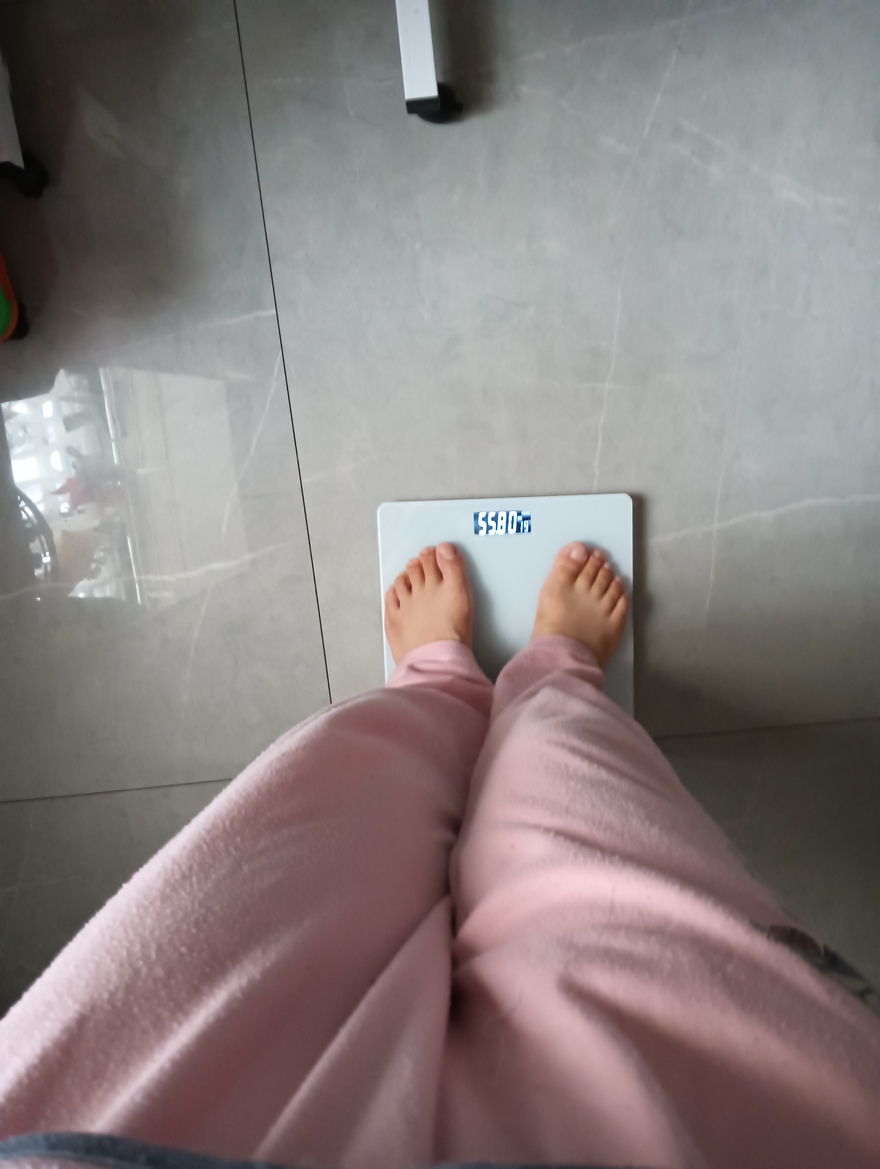 今天体重不变,小孩住院挂瓶再加上小孩手上要留针头不方便行动根本没