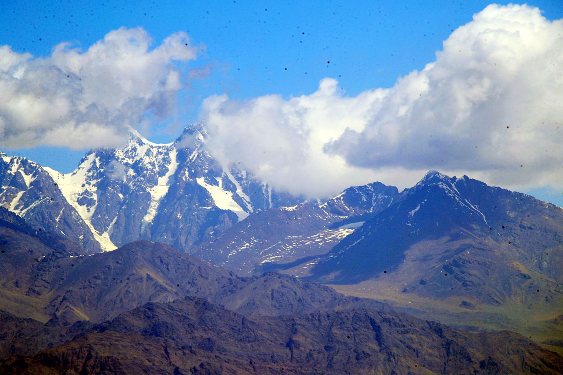 在天山天池景区观看巍峨雄伟的雪峰.耸立云霄的博格达峰.