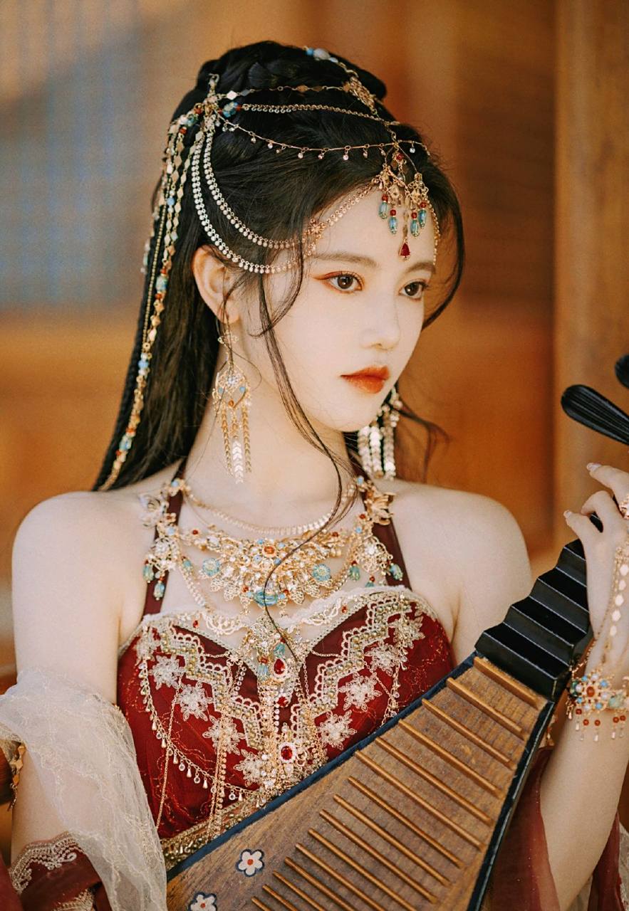 孙珍妮身穿红色古装,一身异域风情,不管是头纱还是长裙都是那么飘逸