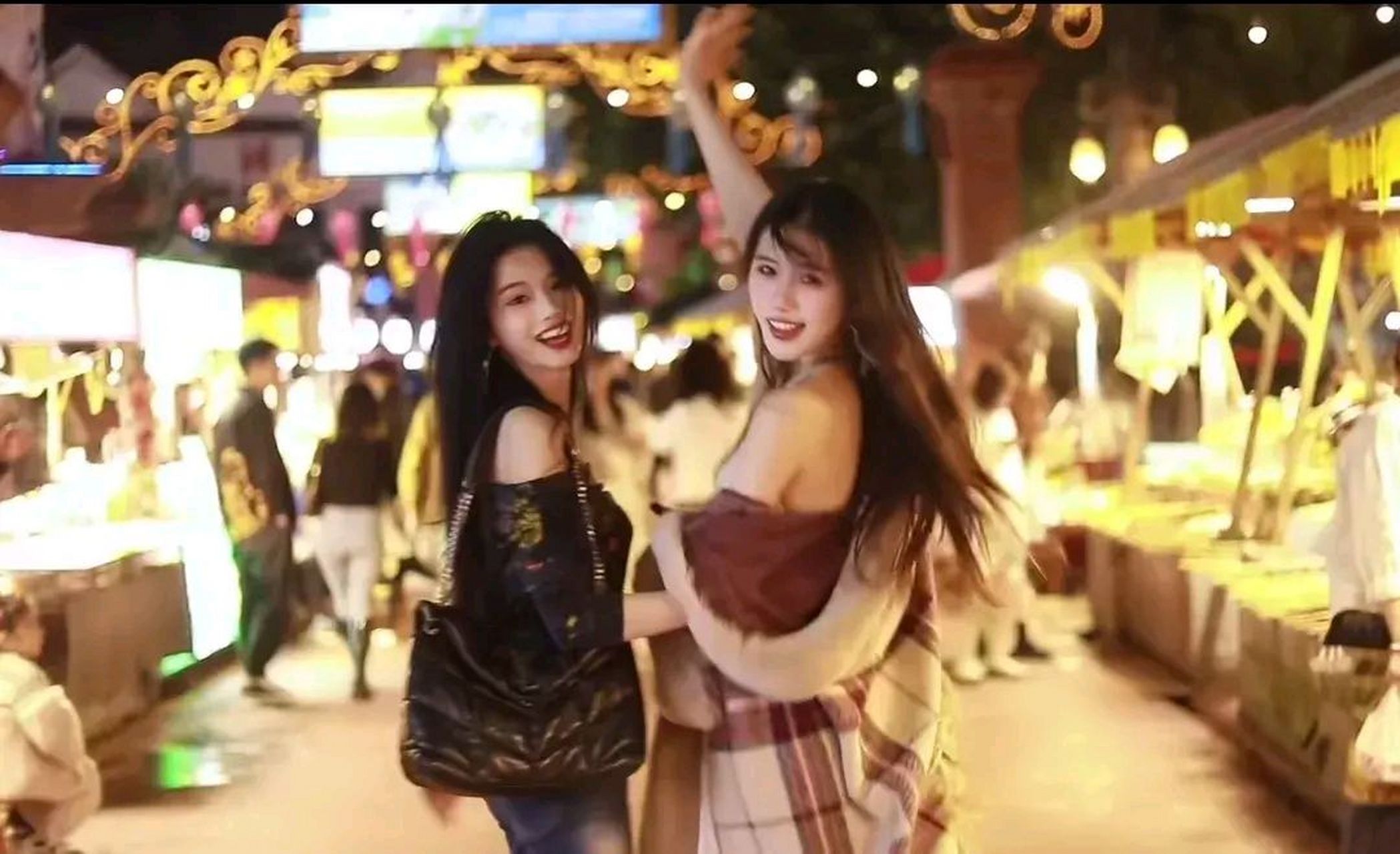 何丹彤:后来她的视频出现过很多人,唯独缺了郑燕姿,认识她的时候是和