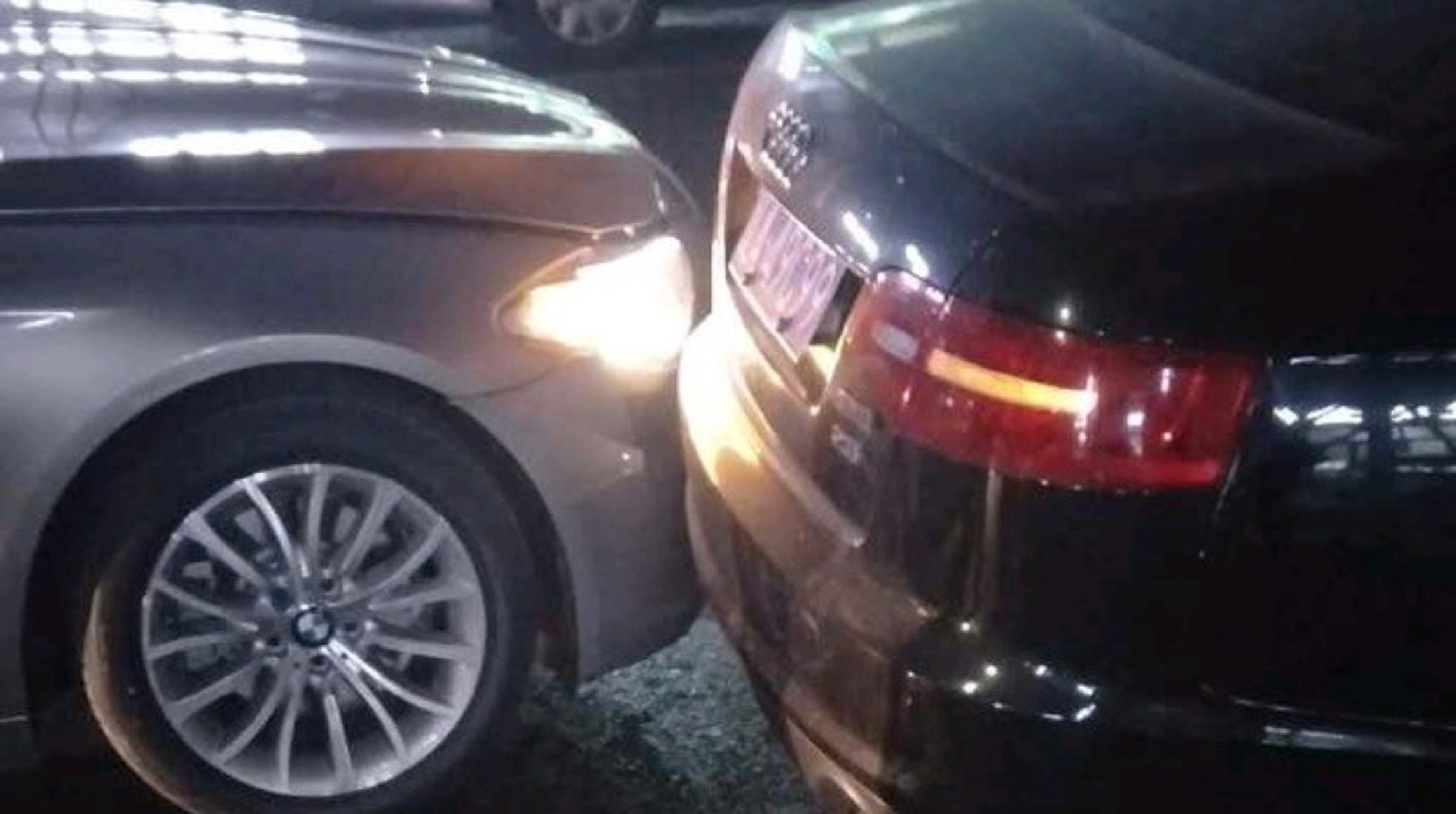 朋友晚上下班回家,被别人追尾了.