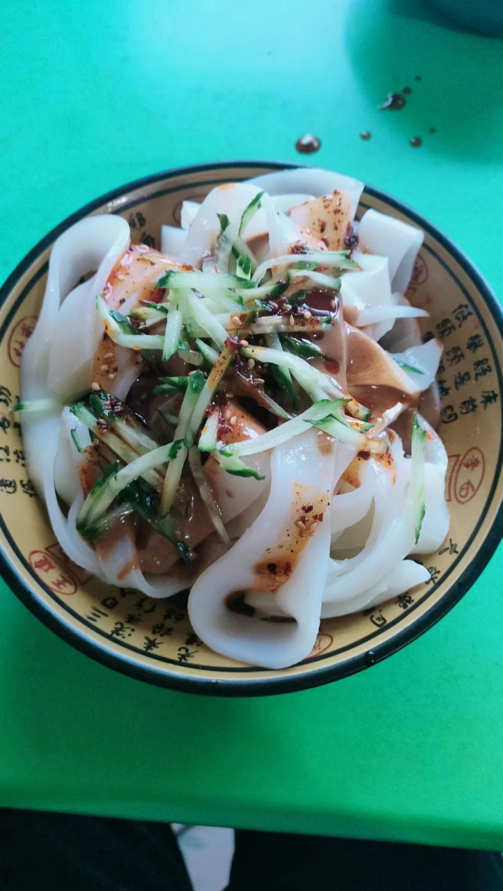 南阳美食记录#    凉皮是南阳的特色小吃之一,估计很多人都吃过了.