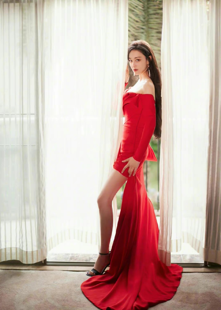 张馨予# 一袭红色溜肩抹胸裙,展露白皙细嫩肩颈线,妩媚柔情的眼神勾 