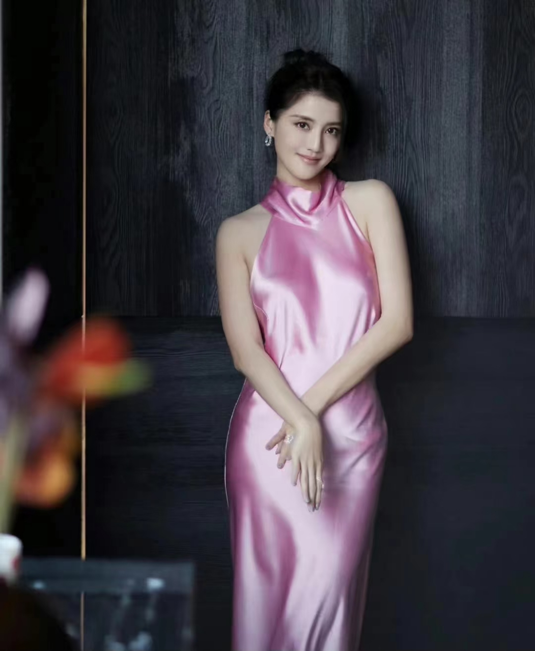 林峰的前女友吴千语,看得出来是男人都会很喜欢的类型,这身材这气质很