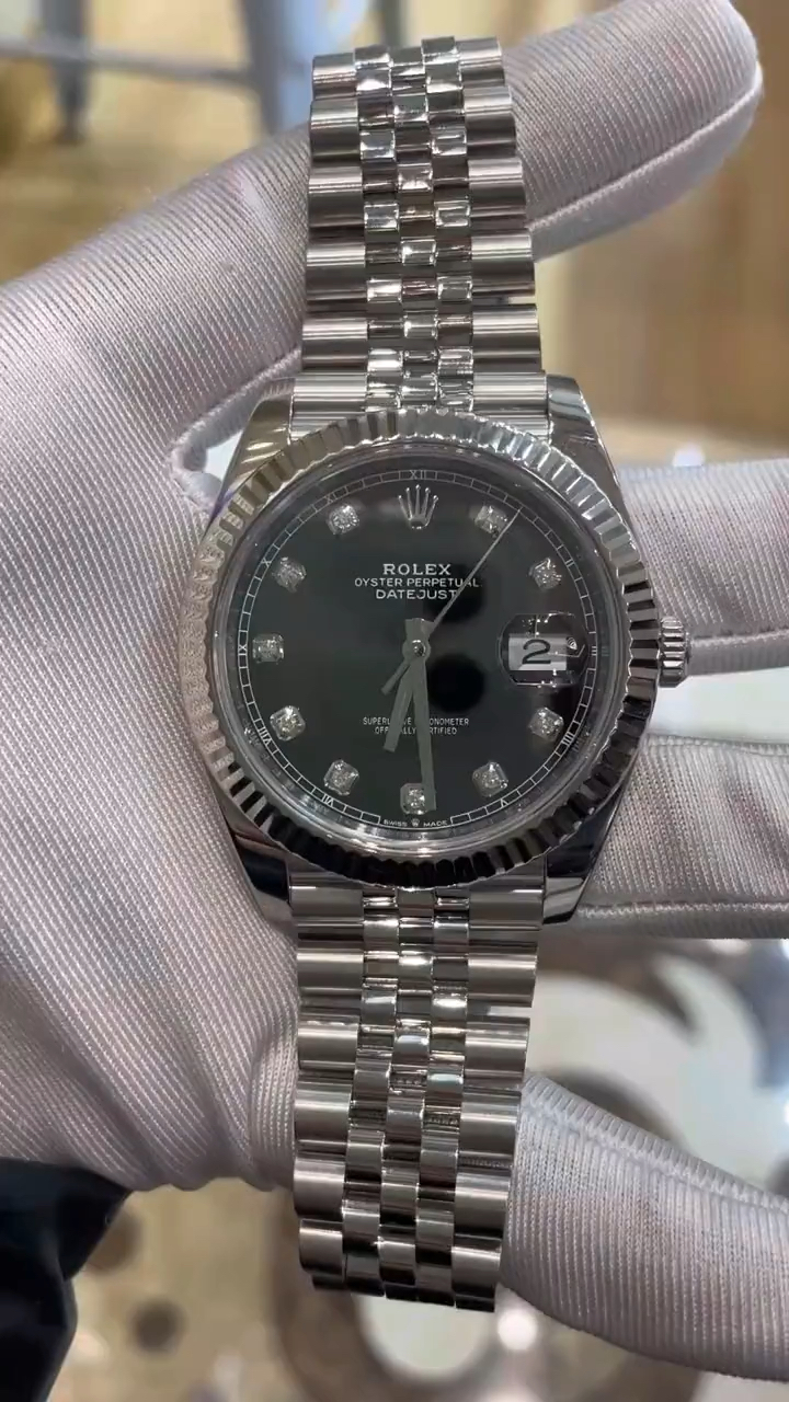 劳力士五珠黑面钻刻日志型,日期显示彰显时尚的设计