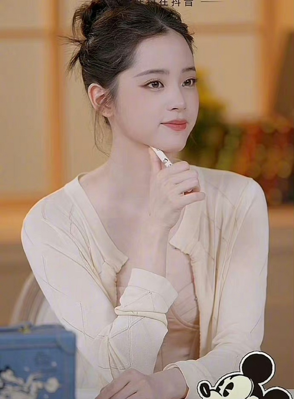 欧阳娜娜直播截图,这状态挺好的啊,好温婉的气质