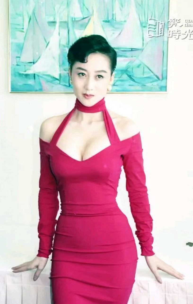 利智年轻的时候真美,身材在现在也是魔鬼身材,前凸后翘,难怪赌王