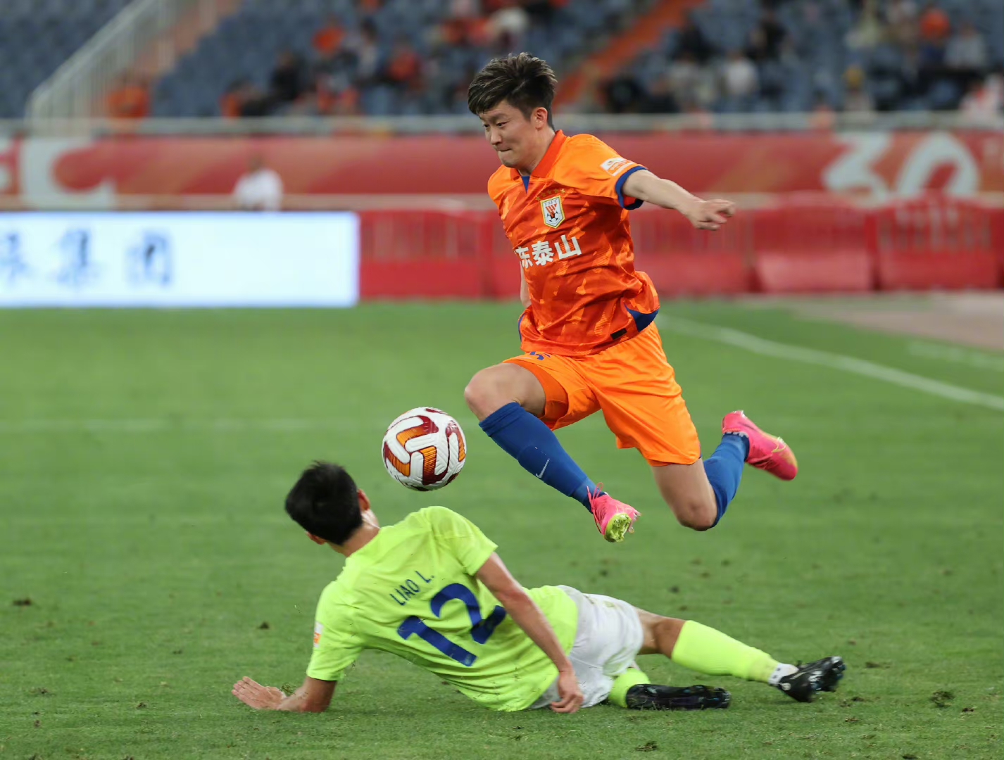 昨晚山东泰山表现引关注,费莱尼当场指导王彤,后者进步神速